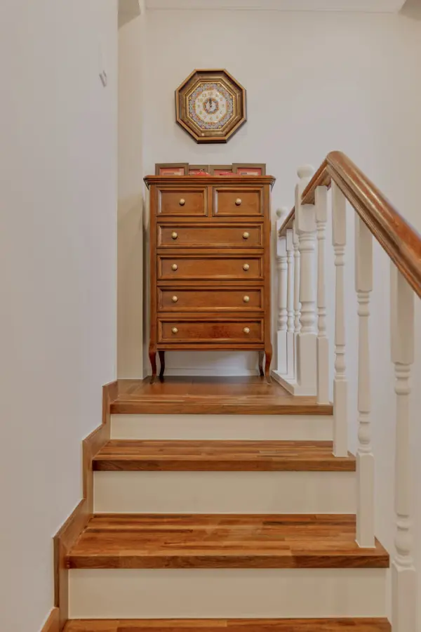 원목의 품격이 느껴지는 클래식 펜트하우스 계단